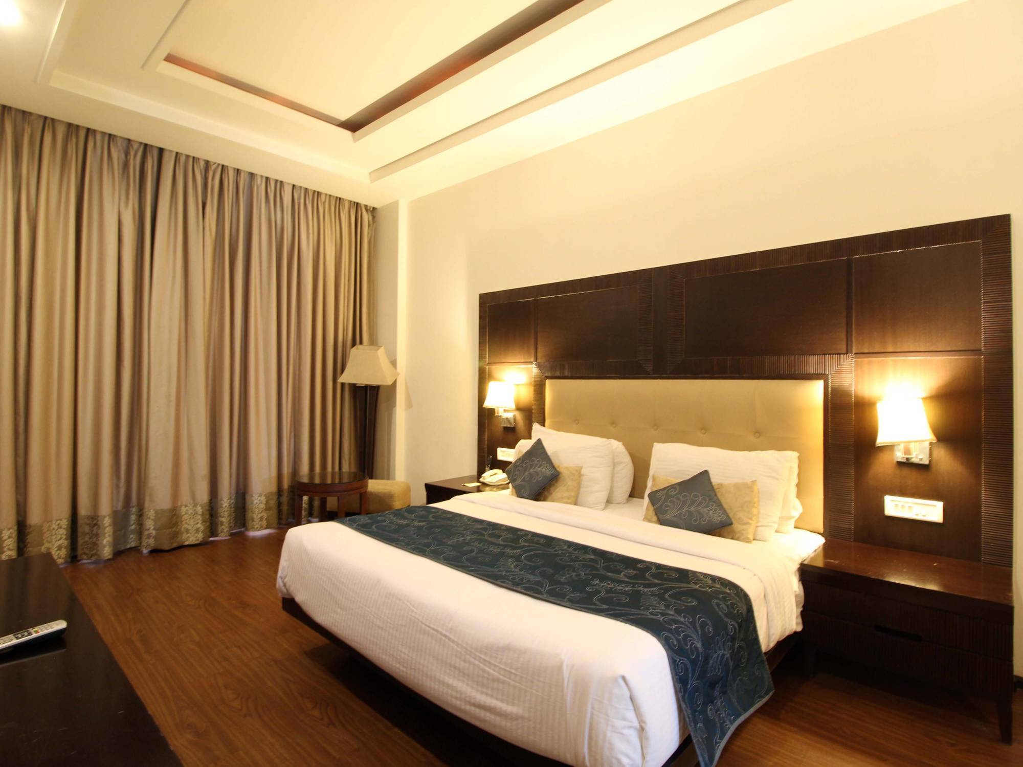 S.K Premium Park Hotel New Delhi Exterior photo